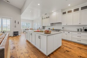 Kjøleskap, ovn, kokeplater og oppvaskmaskin