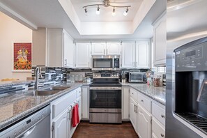 Fridge, microwave, oven, stovetop - Lovely Front Quarters BD/BA/Pool (Scottsdale)