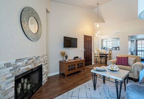 Smart TV, video games, computer monitors - Lovely Front Quarters BD/BA/Pool (Scottsdale)