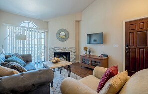 Smart TV, video games, computer monitors - Lovely Front Quarters BD/BA/Pool (Scottsdale)