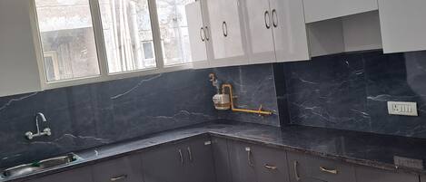 Jääkaappi, liesi, vedenkeitin, keittoastiat/astiat/ruokailuvälineet