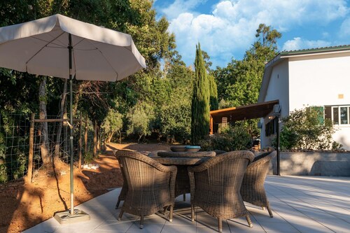 Comfy house with large garden and swimming pool
