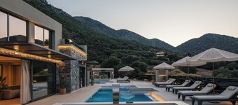 Luxury Estate with Sea Views, Fire Pit & near beach