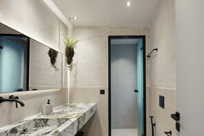 Duschwanne, Haartrockner, Handtücher