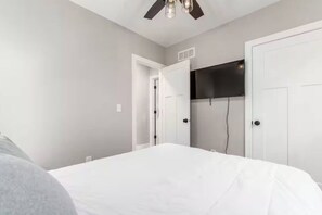 4 habitaciones, escritorio, tabla de planchar con plancha y wifi 