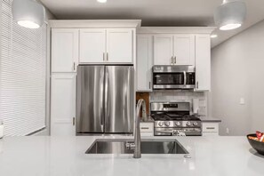 Kjøleskap, mikrobølgeovn, ovn og kokeplater