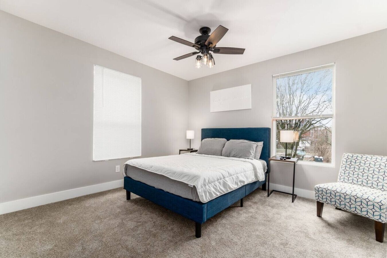 4 slaapkamers, een bureau, een strijkplank/strijkijzer, wifi