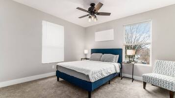 4 slaapkamers, een bureau, een strijkplank/strijkijzer, wifi