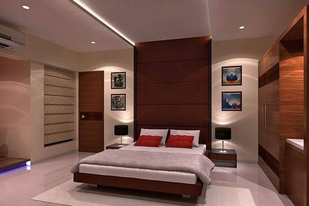 Ein modernes Schlafzimmer mit einem großen Bett, einem Holz-Kopfteil und eingebauten Schränken.
