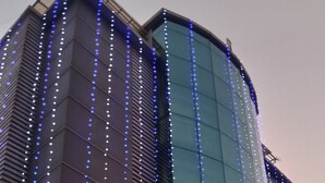 Un edificio moderno con fachada de vidrio y luces LED azules.