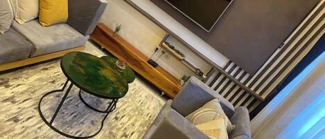 Smart TV, caminetto, libri