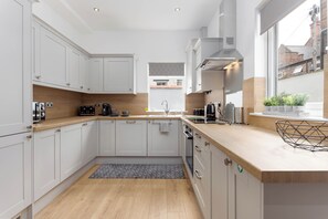 ثلاجة، ميكروويف، فرن�، موقد طهي مسطح