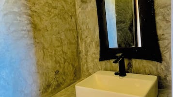 Kahden hengen standard-huone | Kylpyhuone | Suihku, sadesuihkupää, pyyhkeet, saippua