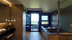 Design Double Room, 1 Bedroom, Partial Ocean View, Oceanfront | Bathroom | Separate tub and shower, spring water tub, hydromassage showerhead - StayChill (Toucheng)