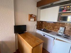 Køleskab, mikrobølgeovn, opvaskemaskine, højstol