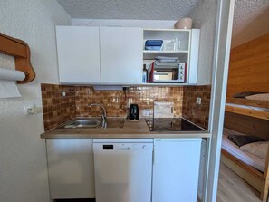 Kühlschrank, Mikrowelle, Geschirrspüler, Hochstuhl