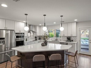 Fridge, microwave, oven, stovetop - Pickle & Putt Retreat|Pool|Pickleball|Putt Grn. (Scottsdale)