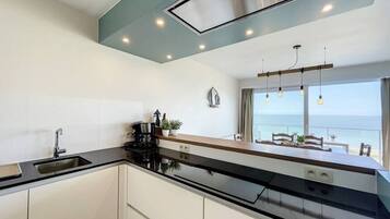 Een koelkast, een microgolfoven, een oven, een kookplaat