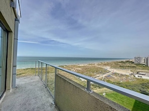 A balcony with a view of the beach and ocean. - Flat Sunset - amazing seaview (De Panne)