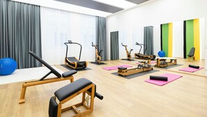 A gym with exercise equipment, yoga mats, and a wooden floor. - Somerset Schoenbrunn Vienna (Vienna)