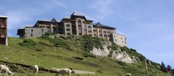 Cozy Studio for 5 with South-Facing Balcony in La Mongie
