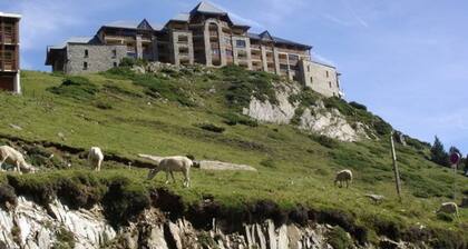 Cozy Studio for 5 with South-Facing Balcony in La Mongie