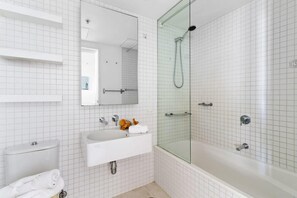 Baignoire, séchoir à cheveux, serviettes fournies, savon