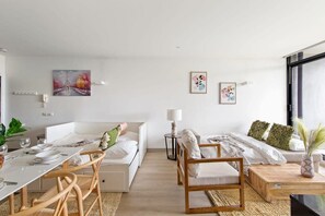 2 bedrooms, iron/ironing board, WiFi, bed sheets - A Lux 2BR Apt Next to Melbourne Uni, FREE Parking (Carlton)