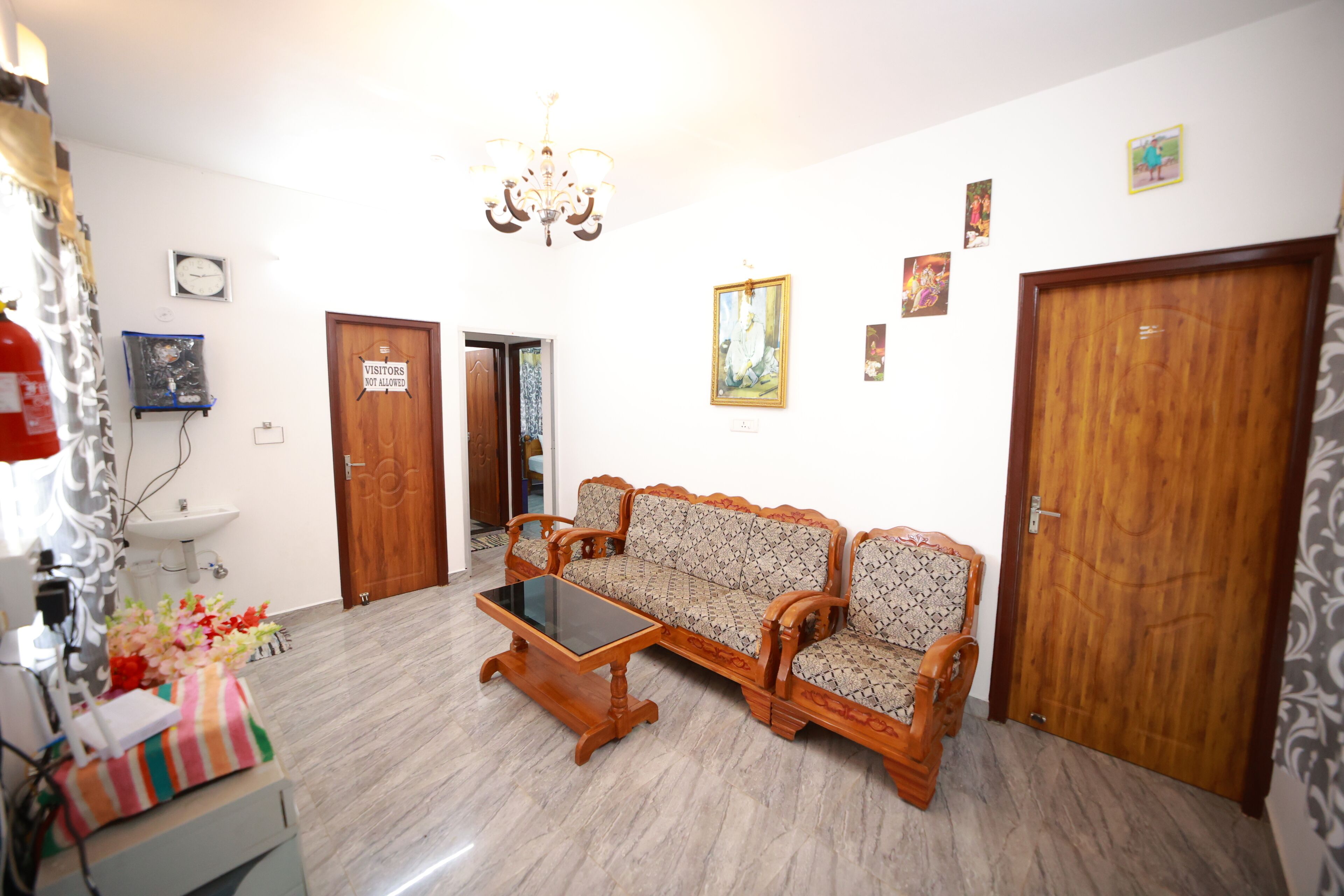 Deluxe Room | Living area | 23-inch LED TV with cable channels, fireplace