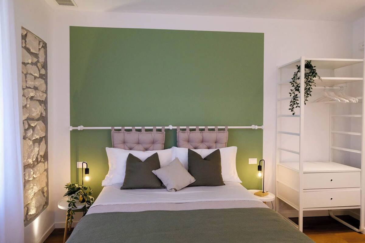 Deluxe Room, Non Smoking, Private Bathroom | 1 bedroom, blackout drapes, soundproofing, free WiFi