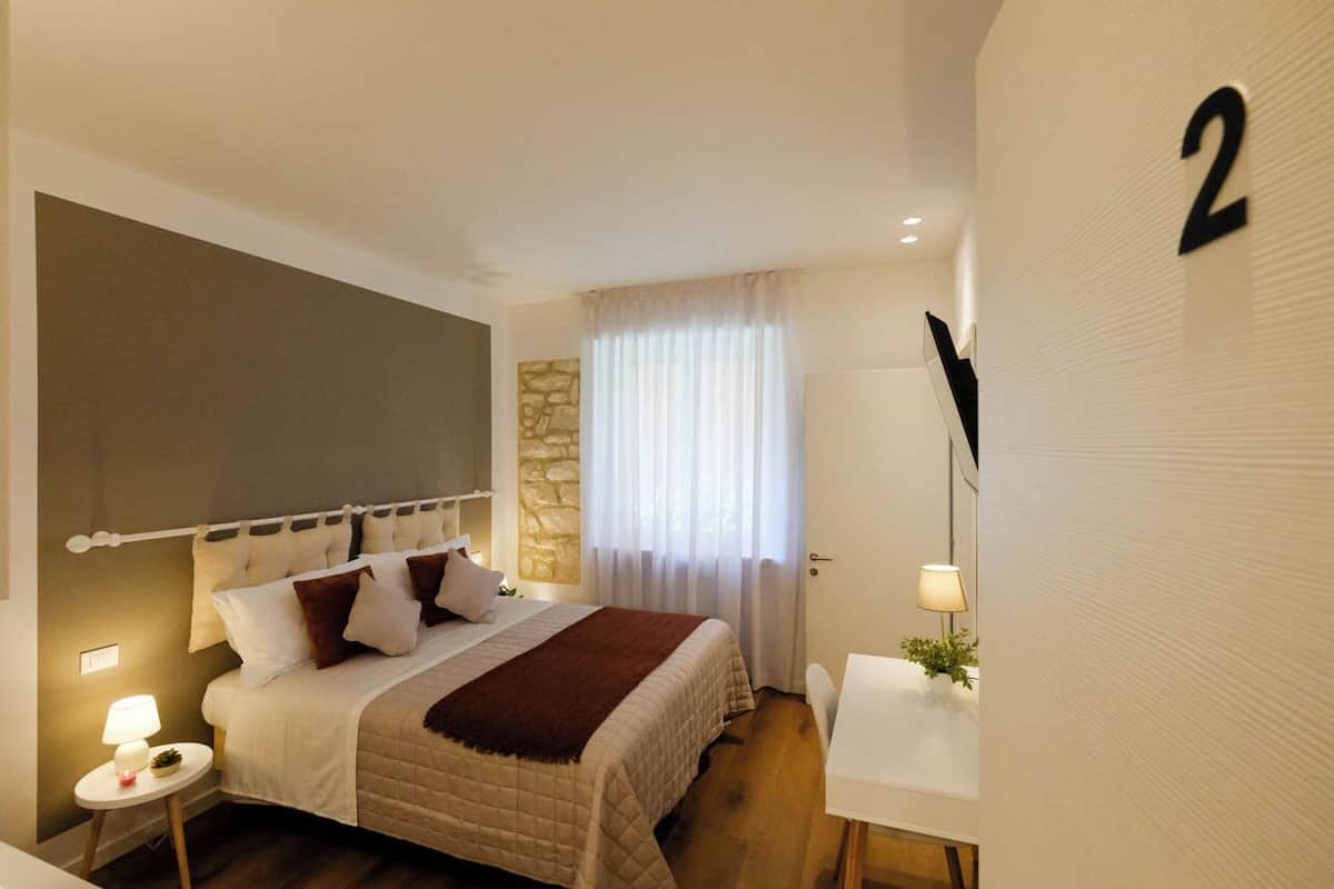 Deluxe Room, Non Smoking, Private Bathroom | 1 bedroom, blackout drapes, soundproofing, free WiFi
