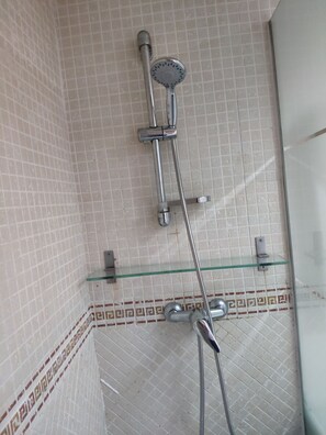 Shower, hair dryer, towels, soap - Apartamento 2 Dorm. Santiponce. Sevilla. 25%_dto_semanal (Santiponce)