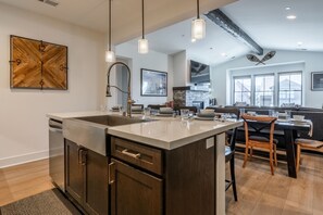 Dining - Luxury Creekhouse Townhome with Mountain Views, Fireplace, and Grill! (Mammoth Lakes)