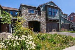 Exterior - Luxury Creekhouse Townhome with Mountain Views, Fireplace, and Grill! (Mammoth Lakes)