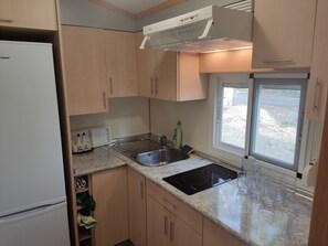 Kylskåp och grytor/köksredskap