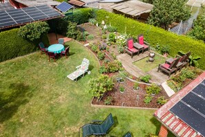 Outdoor dining - Cozy vacation apartment with 2 balconies, 2 bedrooms, well-kept garden, WLAN, bicycles (Rechlin)