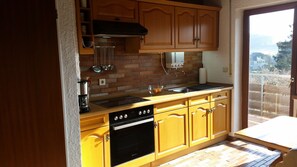 Fridge, oven, stovetop, coffee/tea maker