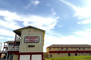 A building with a sign reading "Budget Inn" and a "No Vacancy" sign. - Budget Inn By Oyo Corpus Christi Beach (Portland)