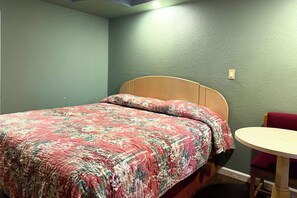 A room with a bed, a round table, and a chair. - Budget Inn By Oyo Corpus Christi Beach (Portland)