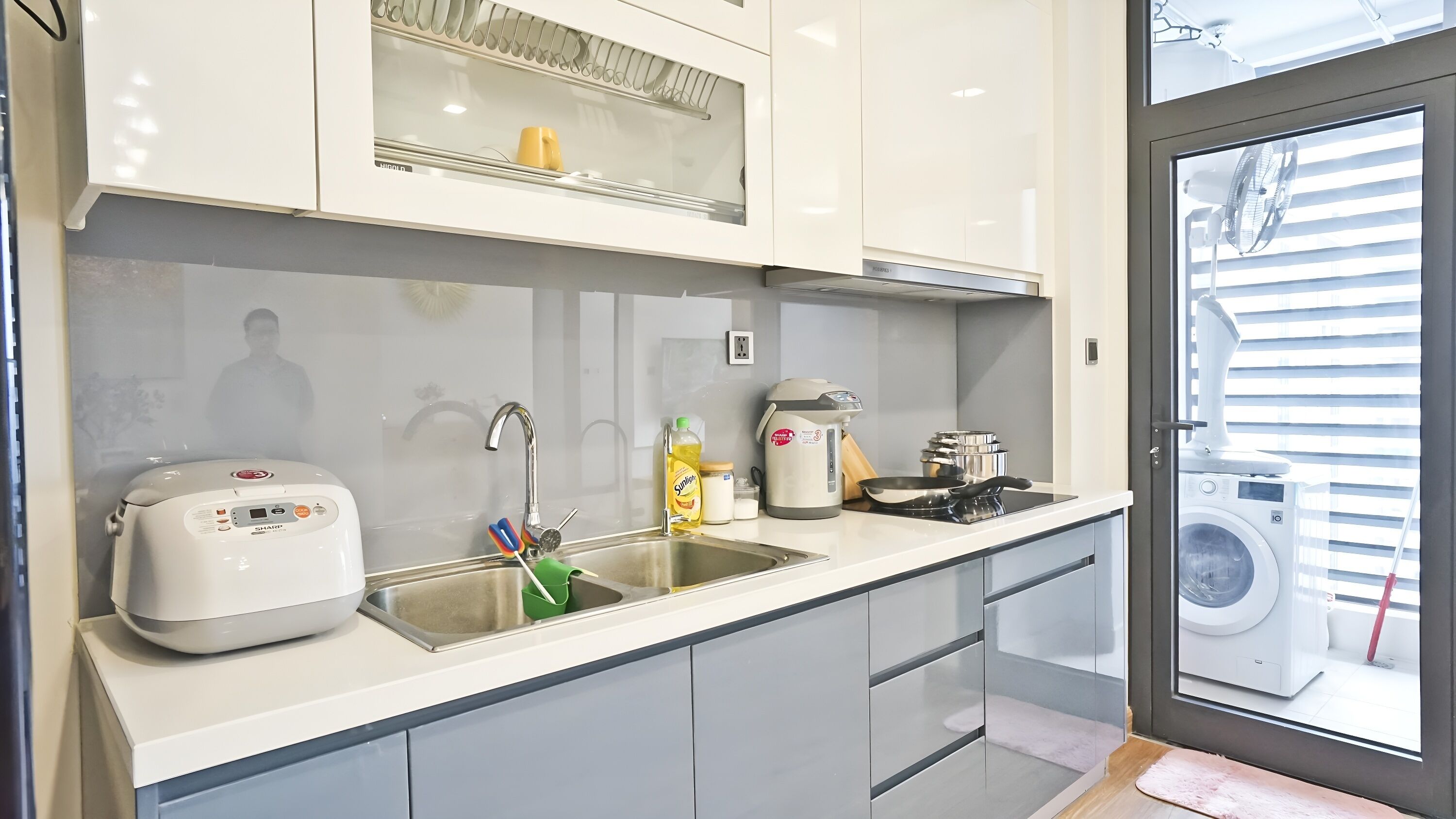 Una cocina moderna con lavavajillas incorporado, cafetera y estufa.