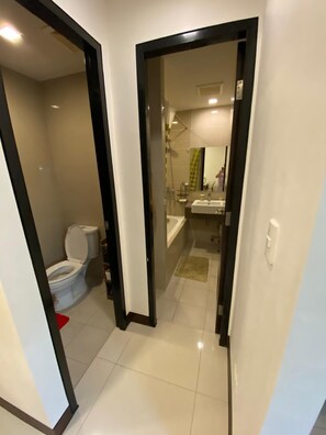 Bidé, håndklær og toalettpapir