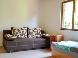 4 bedrooms, free WiFi, bed sheets - Lovely apartment in villa for 12 guests with WIFI, TV, patio and pets allowed (Dvur Králové Nad Labem)