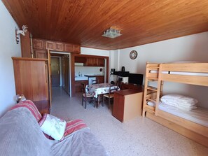 Travel crib