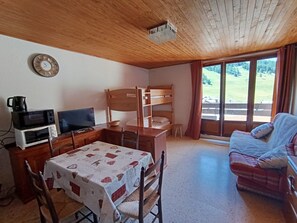 TV, books - Studio 4 pers, south-facing balcony, reserved parking (Montgenèvre)