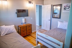 3 bedrooms, desk, iron/ironing board, travel cot