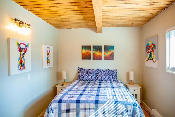 3 bedrooms, desk, iron/ironing board, travel cot