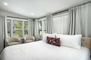 5 bedrooms, iron/ironing board, WiFi, bed sheets - Hummingbird Haus: Sleeps 12 with Hot Tub (Fredericksburg)