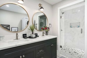 Bathtub, hair dryer, towels, shampoo - Hummingbird Haus: Sleeps 12 with Hot Tub (Fredericksburg)