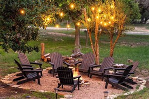 Property grounds - Hummingbird Haus: Sleeps 12 with Hot Tub (Fredericksburg)