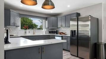 Refrigerador, microondas, horno, placa de cocina